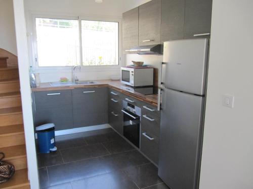 La cuisine est équipée d'un réfrigérateur et d'un évier. dans l'établissement Villa Régina, à Trouville-sur-Mer