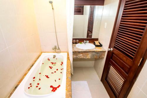 Koupelna v ubytování Romana Resort & Spa