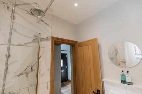 Bathroom sa GABLE COTTAGE - One Bed Cottage Close to Holmfirth and the Peak District