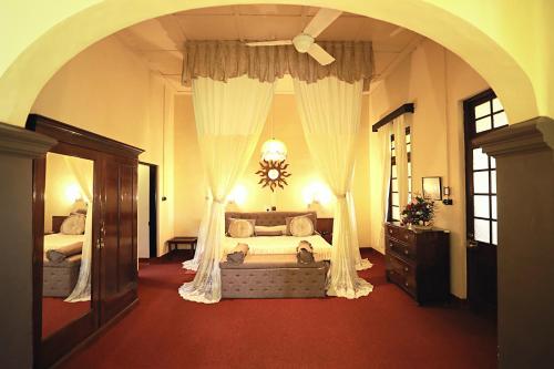 Postel nebo postele na pokoji v ubytování Bandarawela Hotel