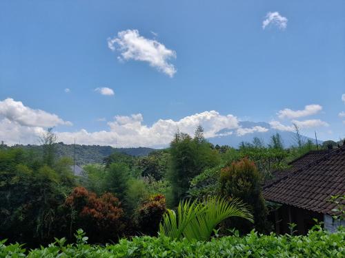 Cette maison offre une vue sur les montagnes. dans l'établissement Giri Carik, à Sidemen