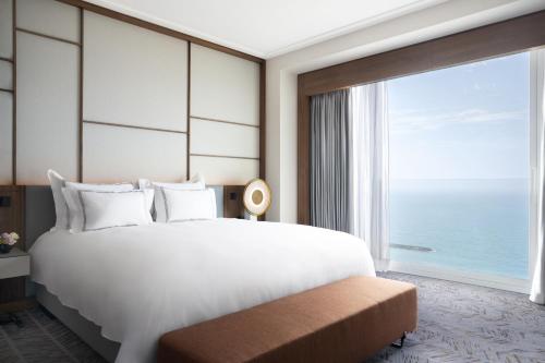 Una cama o camas en una habitación de The David Kempinski Tel Aviv
