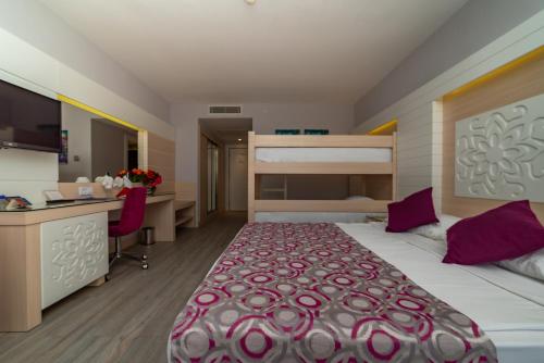 Sunmelia Beach Resort Hotel & Spa-All Inclusiveにある二段ベッド