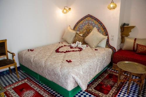 A bed or beds in a room at Riad Shama Fes