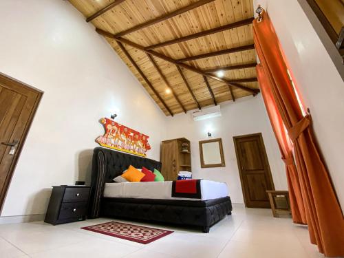 ein Schlafzimmer mit einem Kingsize-Bett in einem Zimmer in der Unterkunft Danisco Leisure Bunglow in Kandy