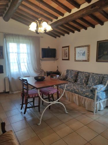 ein Wohnzimmer mit einem Sofa und einem Tisch in der Unterkunft Casa Crevole in Palazzina