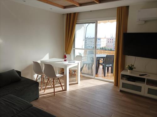 een woonkamer met een bank en een tafel bij Cambrils Bahía in Cambrils