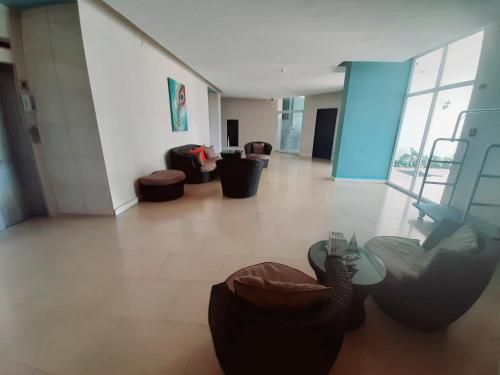 a living room with a glass table and chairs at Apartamento en Playa Blanca - PANAMÁ in Río Hato