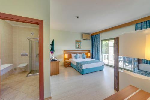 Ένα ή περισσότερα κρεβάτια σε δωμάτιο στο Anadolu Hotels Didim Club
