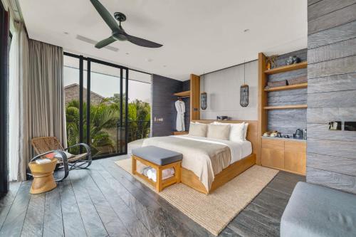 Una cama o camas en una habitación de Munduk Cabins