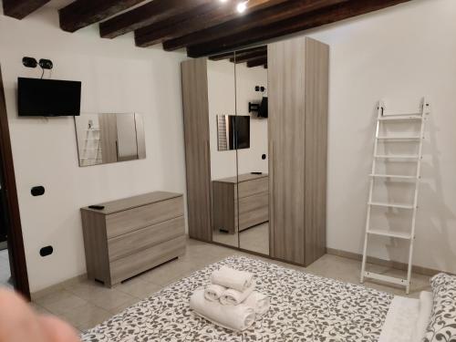 Dormitorio con cama con espejo y tocador en alla lista, en Venecia
