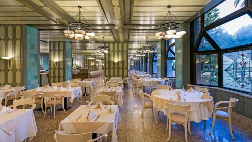 Özkaymak Falez Hotelにあるレストランまたは飲食店