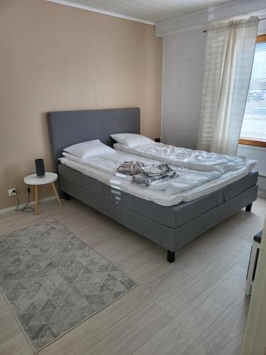 เตียงในห้องที่ Rivitalo-asunto Kausalassa