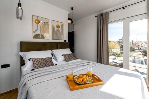 A bed or beds in a room at Deluxe apartment Skyline - fantastic sea view near the beach