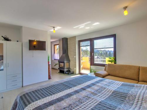 una camera con letto, divano e camino di Apartmaji Grilc a Bled