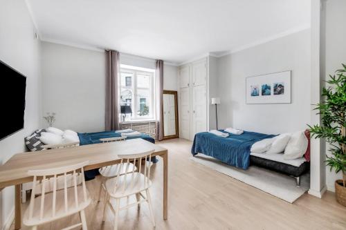 Postel nebo postele na pokoji v ubytování WeHost Modern Scandinavian Studio in Trendy Kallio