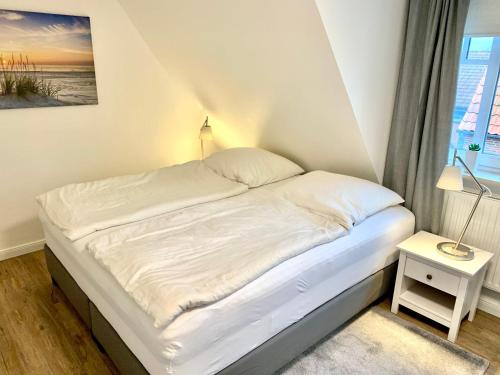 ザンクト・ペーター・オルディングにあるHaus-Deckstein-Ferienwohnung-OGの窓付きの小さな部屋のベッド1台分です。