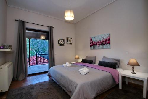 a bedroom with a bed with two towels on it at Villa Arcadia in Vlakhérna