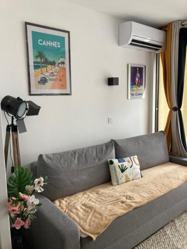 - un canapé gris dans le salon dans l'établissement Profitez du Festival du Soleil de Cannes, à Cannes