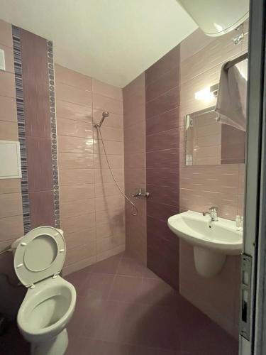 un baño con inodoro y lavabo en Къща за гости “Недев”, en Tsarevo
