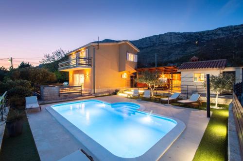 Kolam renang di atau dekat dengan Holiday home Magic view with private heated pool