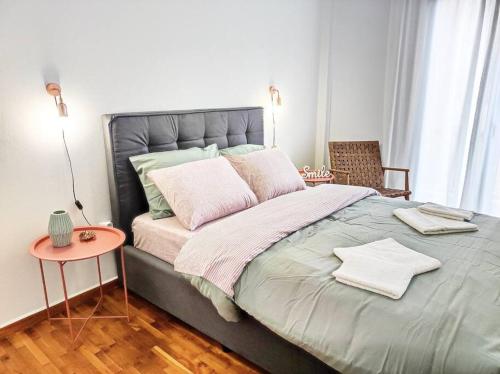 Postel nebo postele na pokoji v ubytování As ✓Two bedroom apartment in thissio