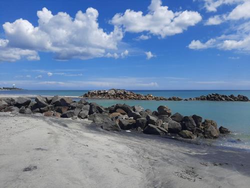 a group of rocks on a beach near the water at Apartamento en Playa Blanca - PANAMÁ in Río Hato