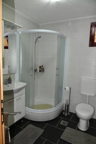 Ένα μπάνιο στο Apartment Bobic