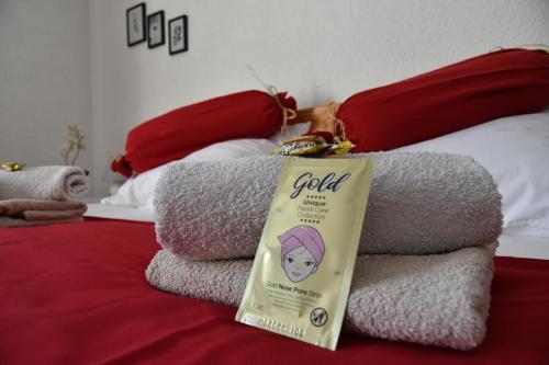 a sign on a pile of towels on a bed at Apartment Bobic in Ličko Petrovo Selo