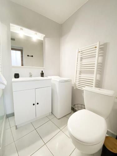 une salle de bain blanche avec des toilettes et un lavabo dans l'établissement La casa de León, à Sarlat-la-Canéda