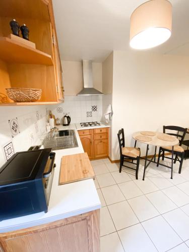une cuisine et une salle à manger avec une table et des chaises dans l'établissement La casa de León, à Sarlat-la-Canéda