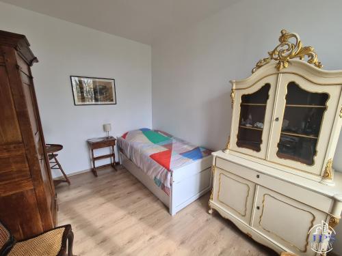 ディエップにあるLe phare Dieppois By JPS Holiday, Chaleureux appartement au coeur de Dieppeのベッドルーム1室(ベッド1台、ドレッサー付)