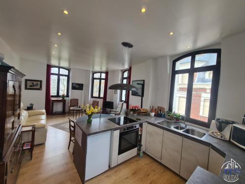 ディエップにあるLe phare Dieppois By JPS Holiday, Chaleureux appartement au coeur de Dieppeのシンクとカウンタートップのあるキッチン