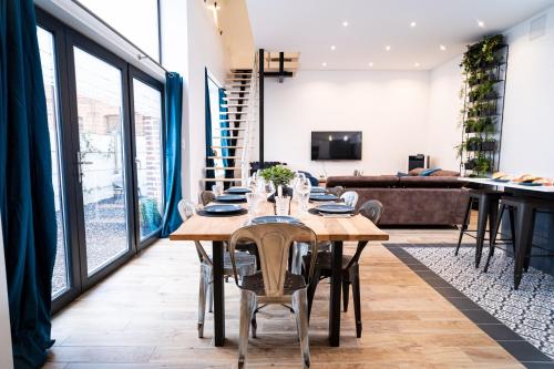 une salle à manger avec une grande table et des chaises dans l'établissement Le Groft, à Rombies-et-Marchipont