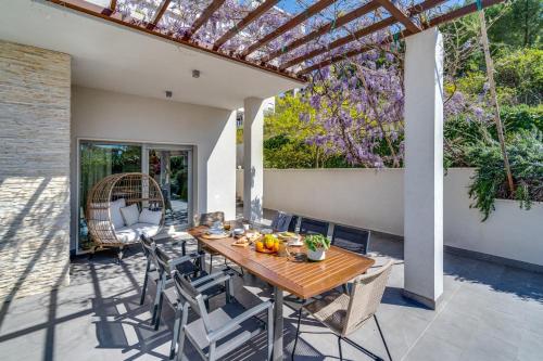 Villa Nina with private 32 sqm heated pool, 5 bedrooms, fun zone, 850m from the beach