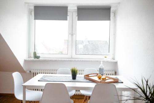 een witte eetkamer met een witte tafel en stoelen bij - NEU - Sweet Home, Parkplatz, Netflix in Bad Salzuflen