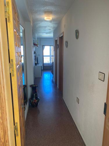 ein leerer Flur mit einem Flur, der zu einem Zimmer führt in der Unterkunft Edificio Laura in San Pedro del Pinatar