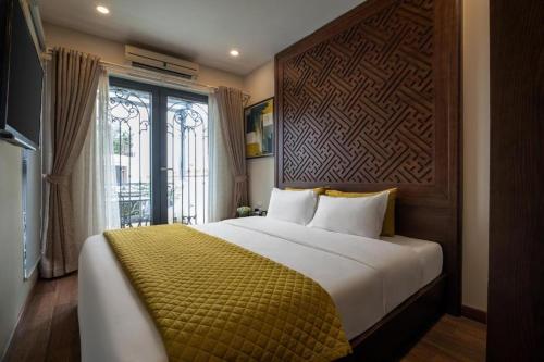 Rúm í herbergi á Hanoi Lakeside Premium Hotel & Travel