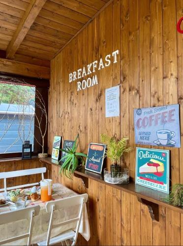a restaurant with a breakfast room with a table and chairs at Cameracaffè sul Lago in Arezzo