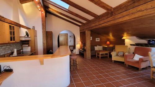 Großes Zimmer mit Küche und Wohnzimmer in der Unterkunft City Apartment Hornblick in Kitzbühel