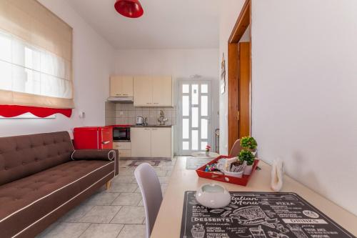 Ett kök eller pentry på Guests Apartments in Sissi Creta