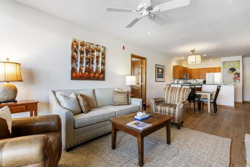 Khu vực ghế ngồi tại 320 Chapel Square condo