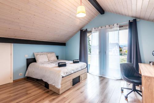 une chambre avec un lit, un bureau et une chaise dans l'établissement Villa tout confort - Piscine - Montagnes - Lac - Parking, à Armoy