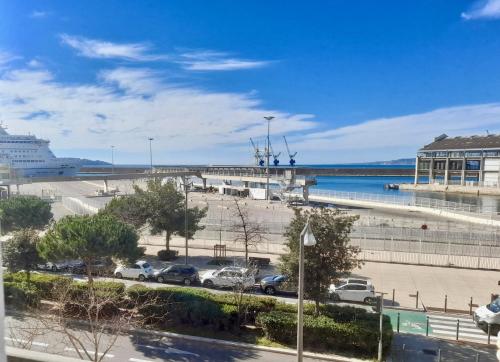 - une vue sur un port avec un bateau de croisière dans l'eau dans l'établissement Spacieux et lumineux appartement vue mer Joliette, à Marseille