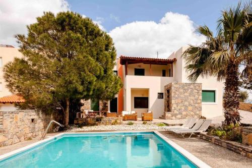 willa z basenem przed domem w obiekcie Luxury Villa in Agios Nikolaos with private pool w mieście Ajos Nikolaos
