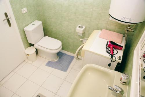 a small bathroom with a toilet and a sink at Studio Jacaranda in Santiago del Teide
