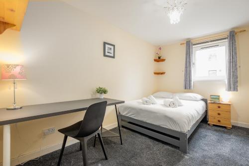 Posteľ alebo postele v izbe v ubytovaní Eddie Court - Central 2 Bed Apartment - Parking