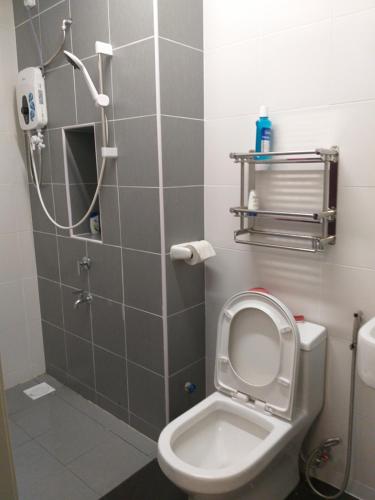ein Badezimmer mit Dusche und WC mit Sitz oben in der Unterkunft Aliff Avenue Studio in Johor Bahru