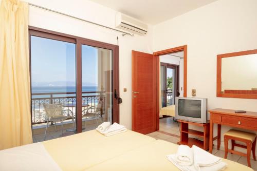Postel nebo postele na pokoji v ubytování Mediterranean Beach Hotel
