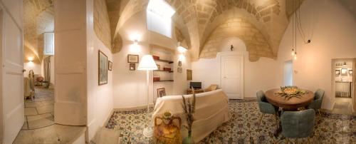 - un salon avec un canapé et une table dans l'établissement FORLEO Historic Apartments, à Lecce